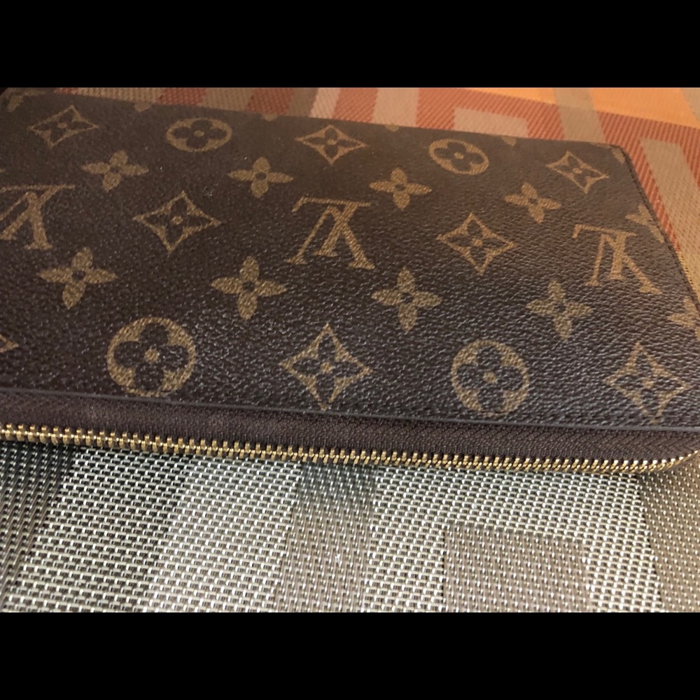 LOUIS VUITTON ZIPPY WALLET